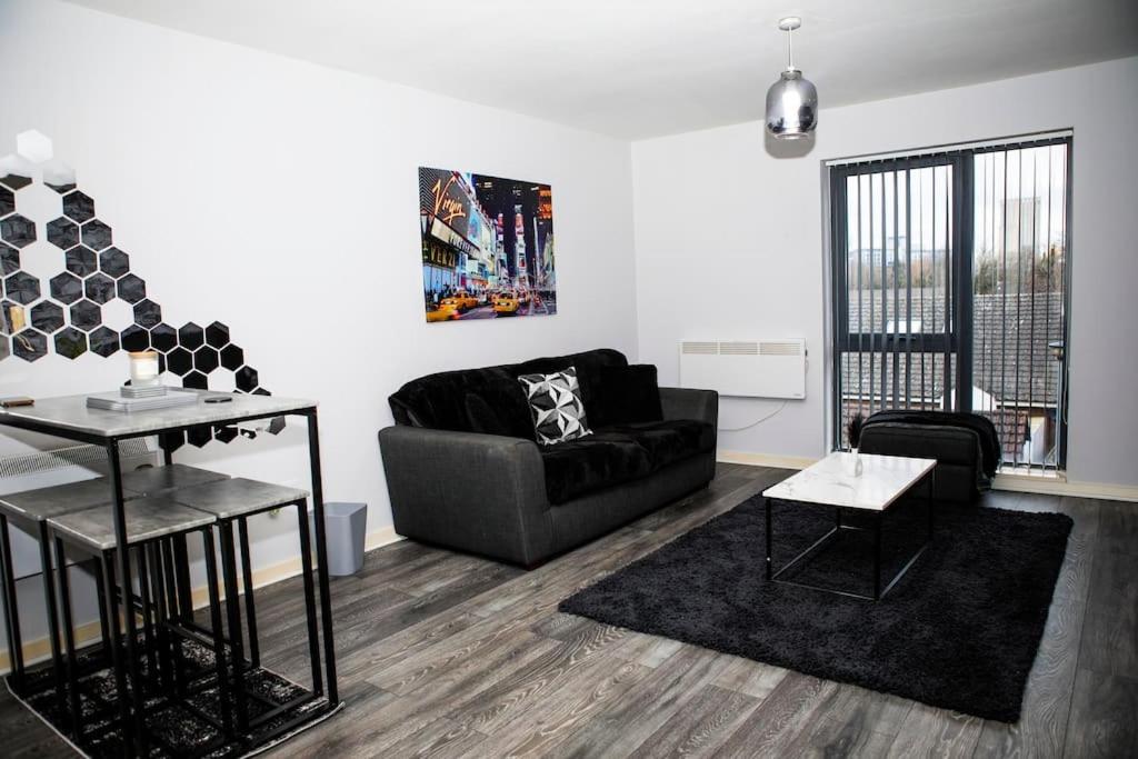 Stylish Two-Bedroom Salford Quays Apartment Manchester Buitenkant foto