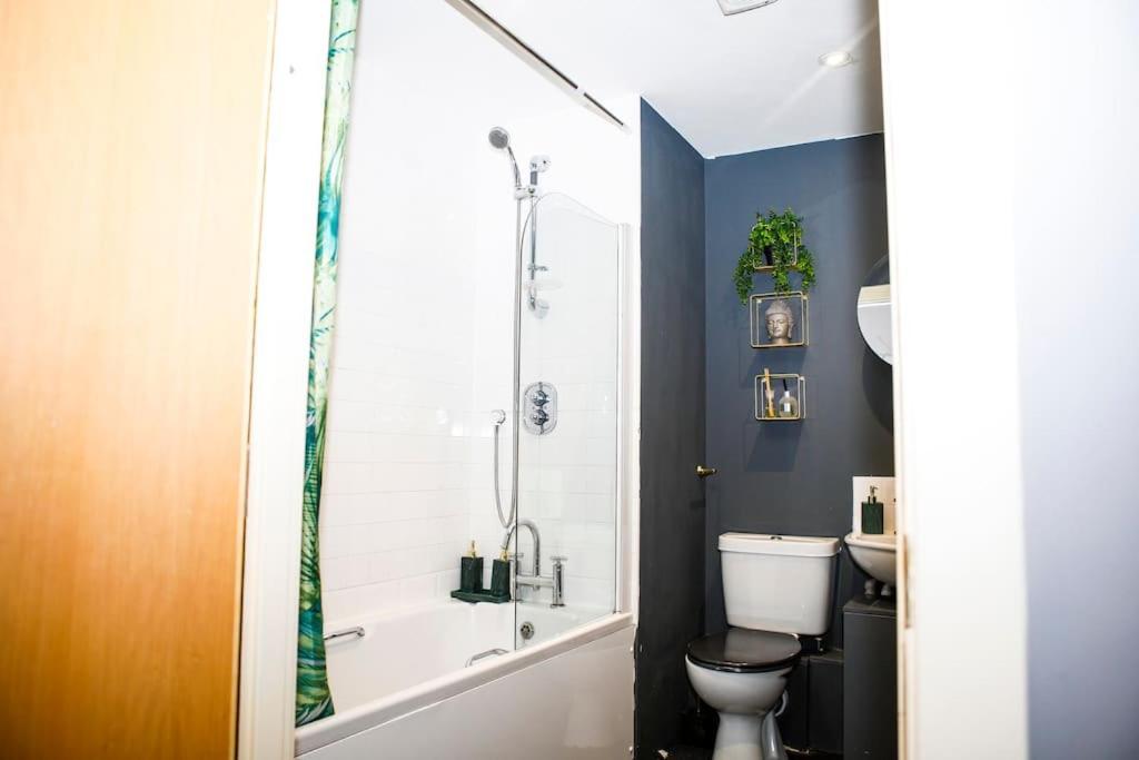 Stylish Two-Bedroom Salford Quays Apartment Manchester Buitenkant foto