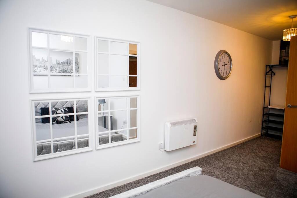 Stylish Two-Bedroom Salford Quays Apartment Manchester Buitenkant foto