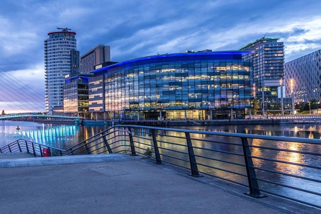 Stylish Two-Bedroom Salford Quays Apartment Manchester Buitenkant foto