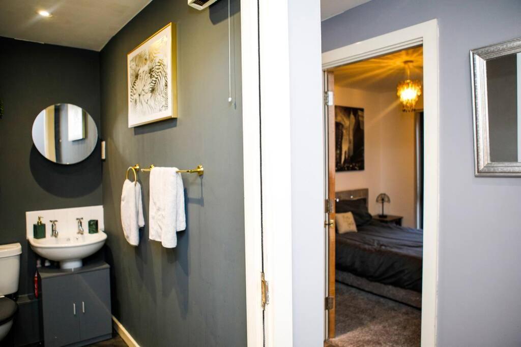 Stylish Two-Bedroom Salford Quays Apartment Manchester Buitenkant foto
